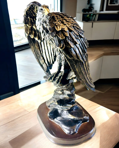 Estatuilla Decorativa "Águila Voladora" – Majestuoso Símbolo de Fuerza y Libertad
