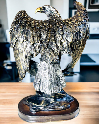 Estatuilla Decorativa "Águila Voladora" – Majestuoso Símbolo de Fuerza y Libertad