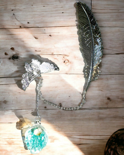 Marcador de libro creativo de estilo retro con motivo de pluma y mariposa – Elegante regalo promocional, color plateado/azul