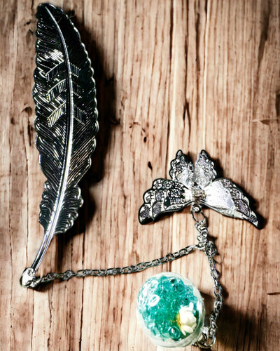 Marcador de libro creativo de estilo retro con motivo de pluma y mariposa – Elegante regalo promocional, color plateado/azul