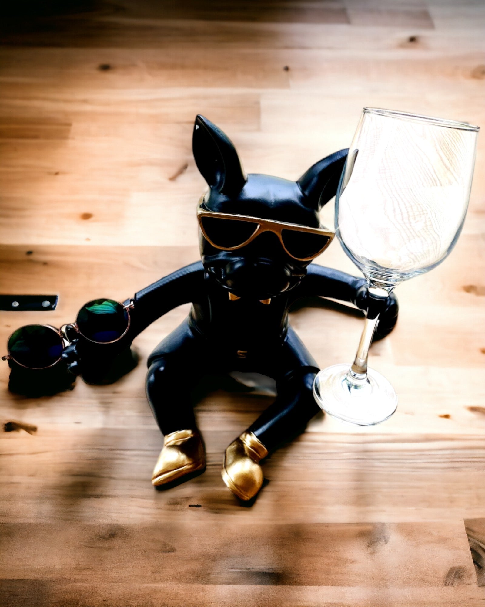 Figura Exclusiva "Bulldog Estiloso", color negro, soporte para copa de vino o champán, personalización con grabado