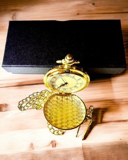 Reloj de Bolsillo de Color Dorado en Estilo Vintage con Grabados – Elegante Accesorio Masculino, Idea Perfecta para Regalo