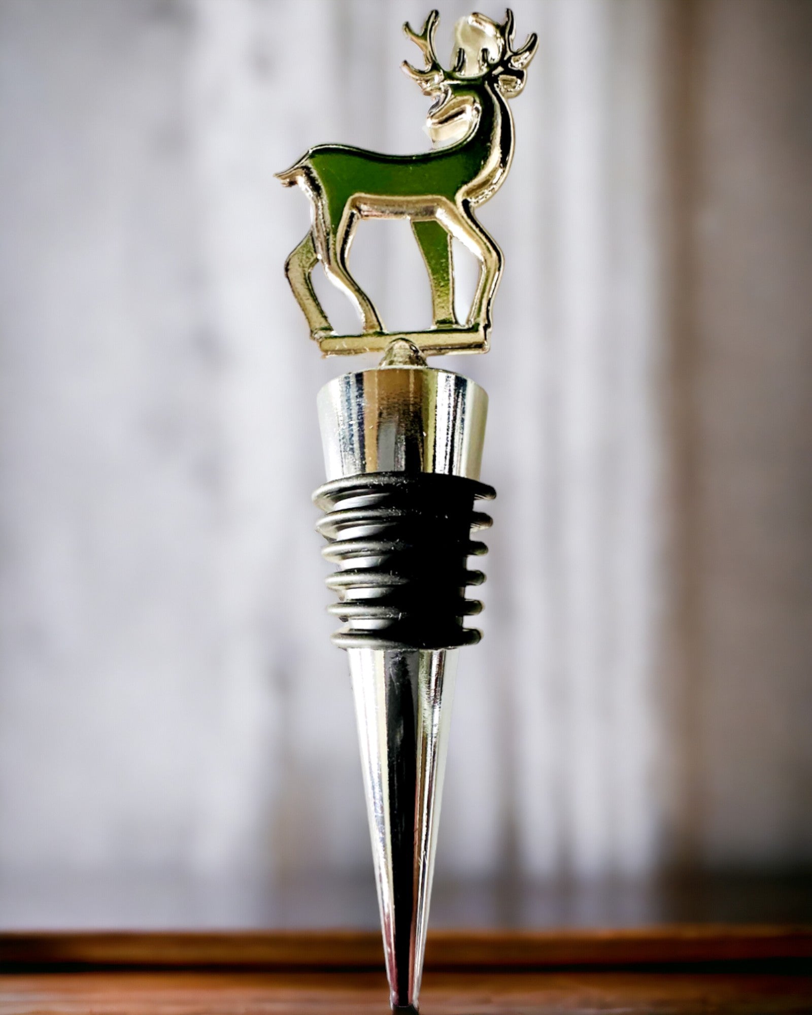 Exclusivo Tapón de Vino Metálico con Ciervo - Elegante y Funcional, posibilidad de personalización con grabado