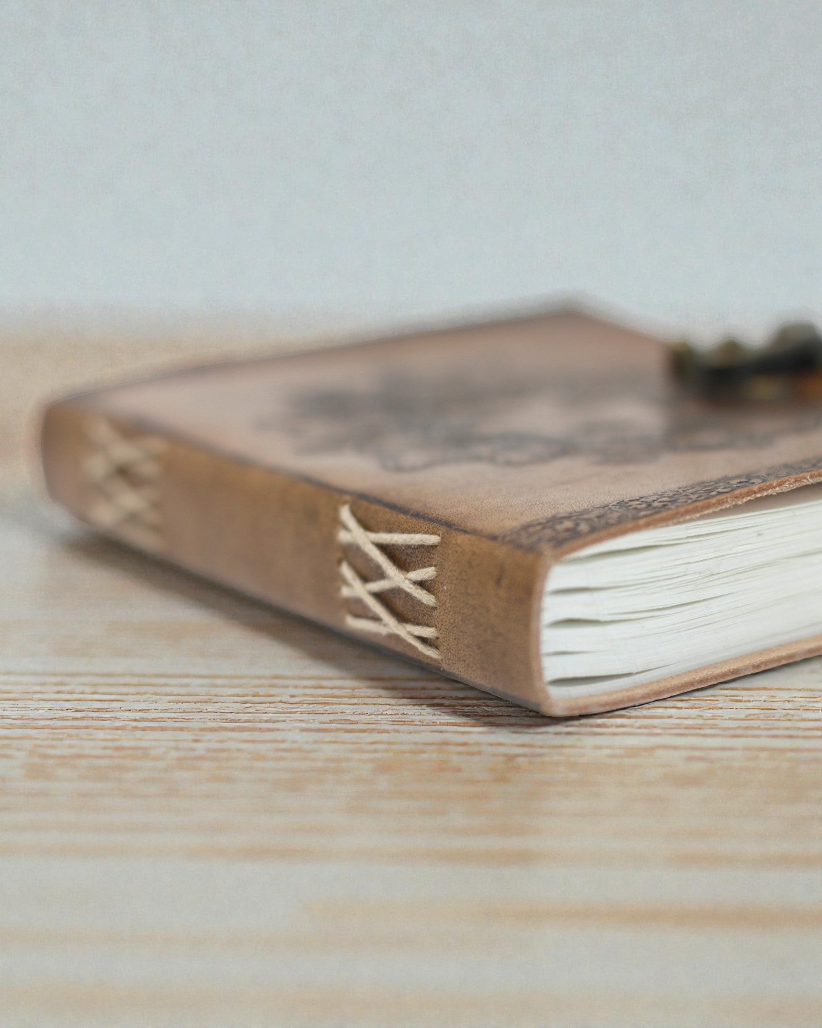 Sylva Spirit – Libreta de notas de cuero «Hombre Verde» con cierre metálico