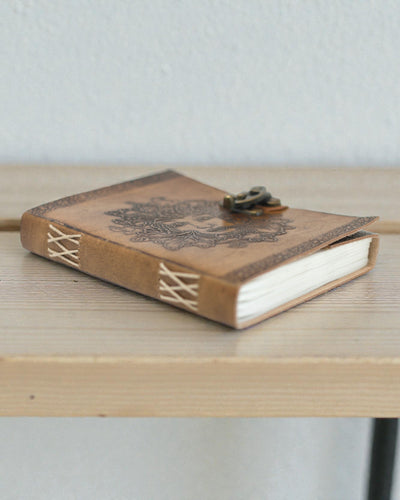 Sylva Spirit – Libreta de notas de cuero «Hombre Verde» con cierre metálico