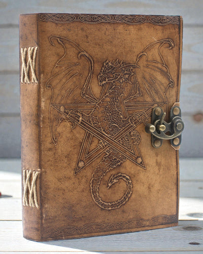 Cuaderno de cuero Dragón Guardián de Leyendas – Repelujado a mano 20 × 15 cm