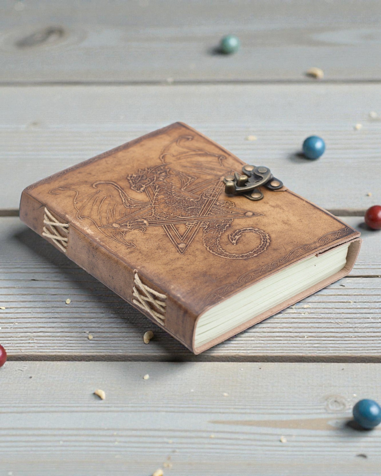 Cuaderno de cuero Dragón Guardián de Leyendas – Repelujado a mano 20 × 15 cm