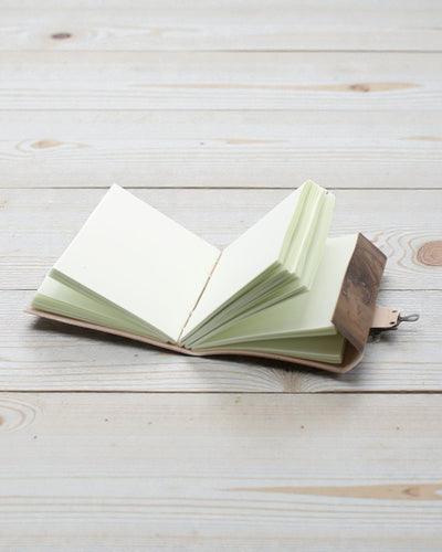 Cuaderno de cuero Dragón Guardián de Leyendas – Repelujado a mano 20 × 15 cm