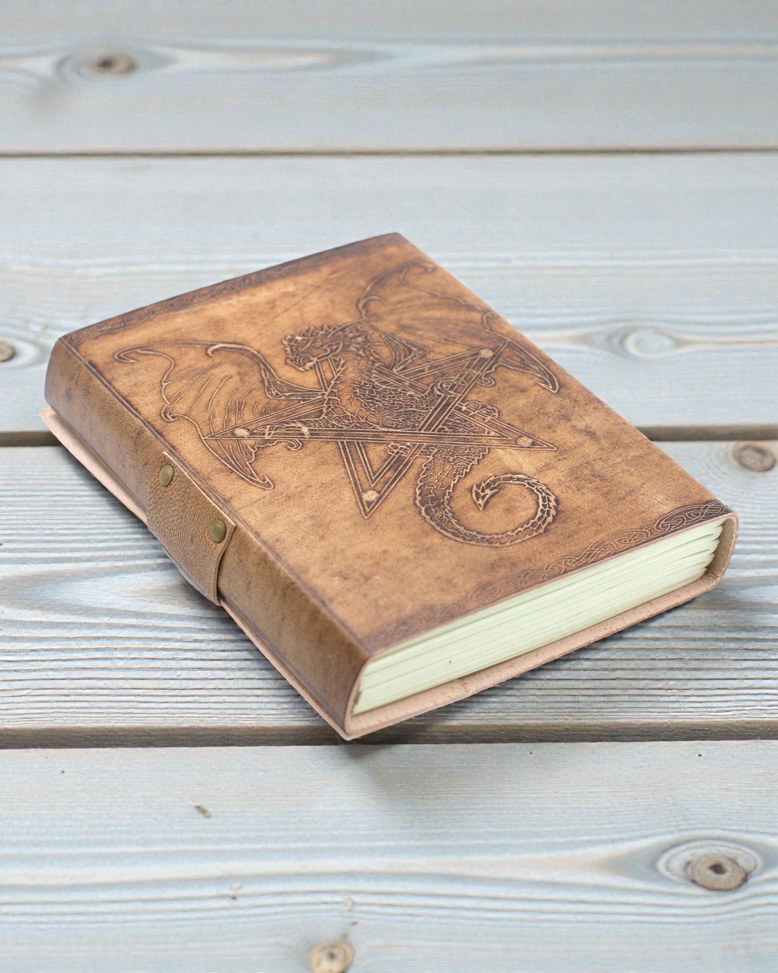 Cuaderno de cuero Dragón Guardián de Leyendas – Repelujado a mano 20 × 15 cm