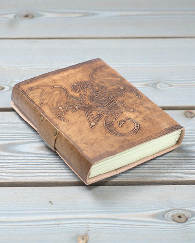 Cuaderno de cuero Dragón Guardián de Leyendas – Repelujado a mano 20 × 15 cm