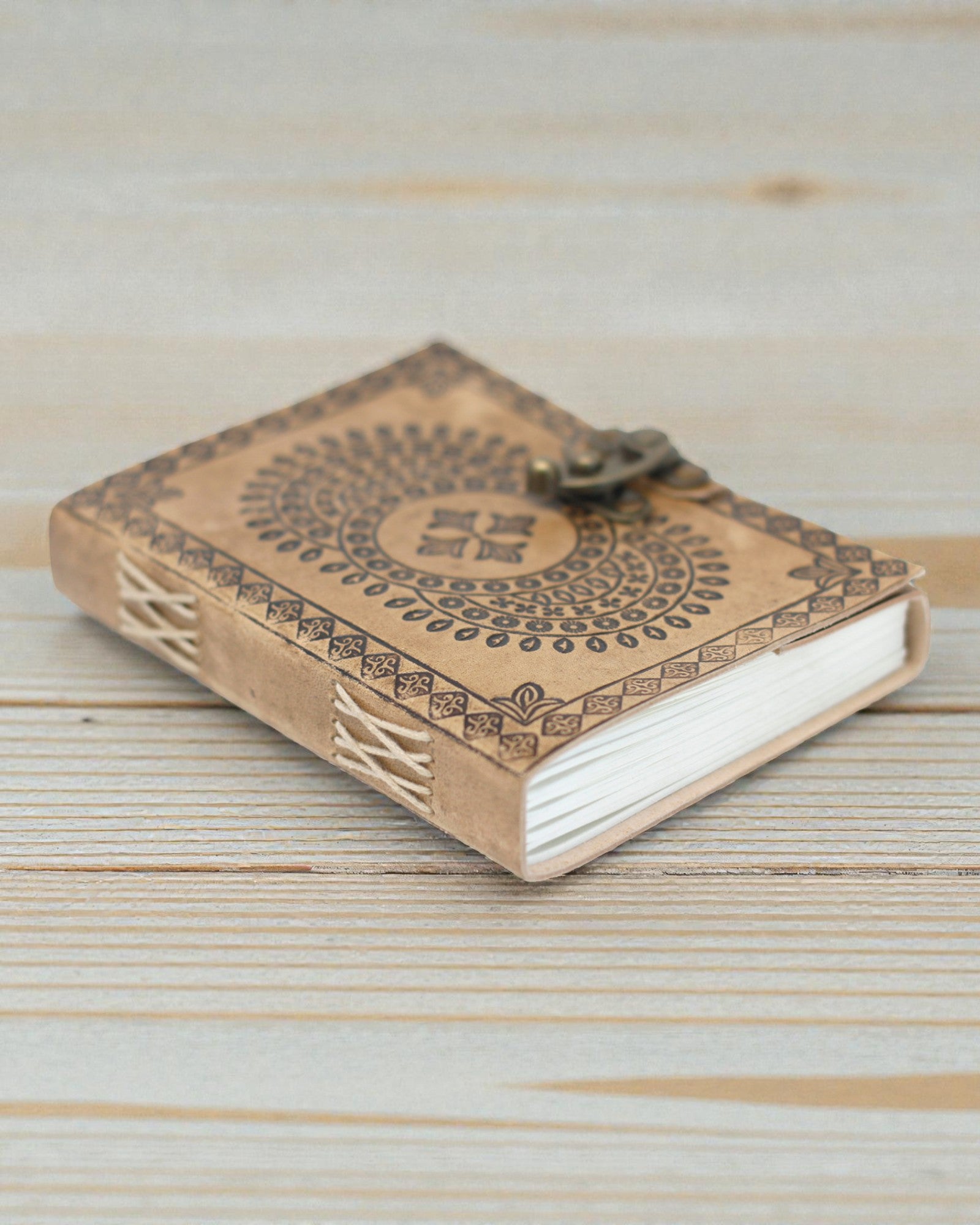 Mandala Armonía – Cuaderno de piel con mandala grabada en relieve