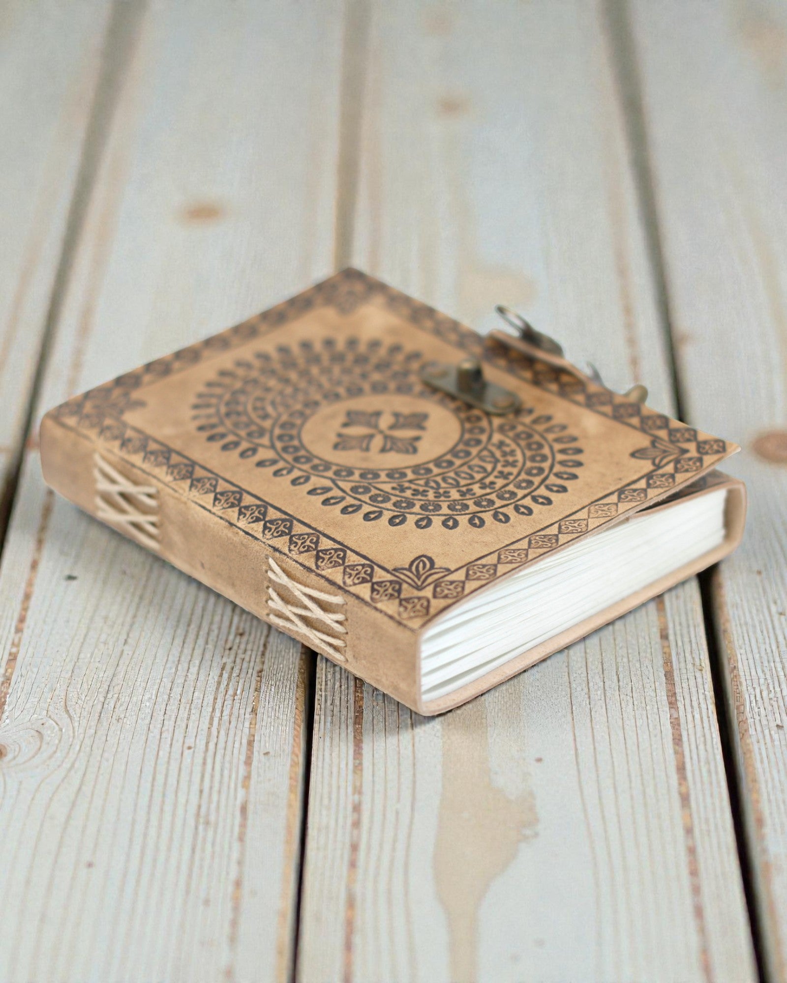 Mandala Armonía – Cuaderno de piel con mandala grabada en relieve