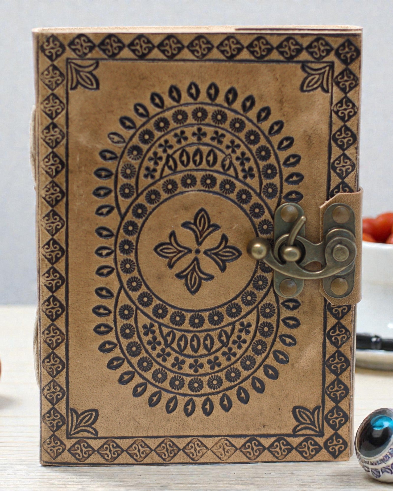 Mandala Armonía – Cuaderno de piel con mandala grabada en relieve
