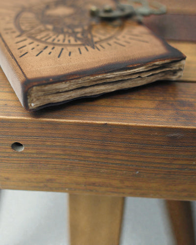 Sello de la Noche – Cuaderno de cuero con pentagrama y calavera