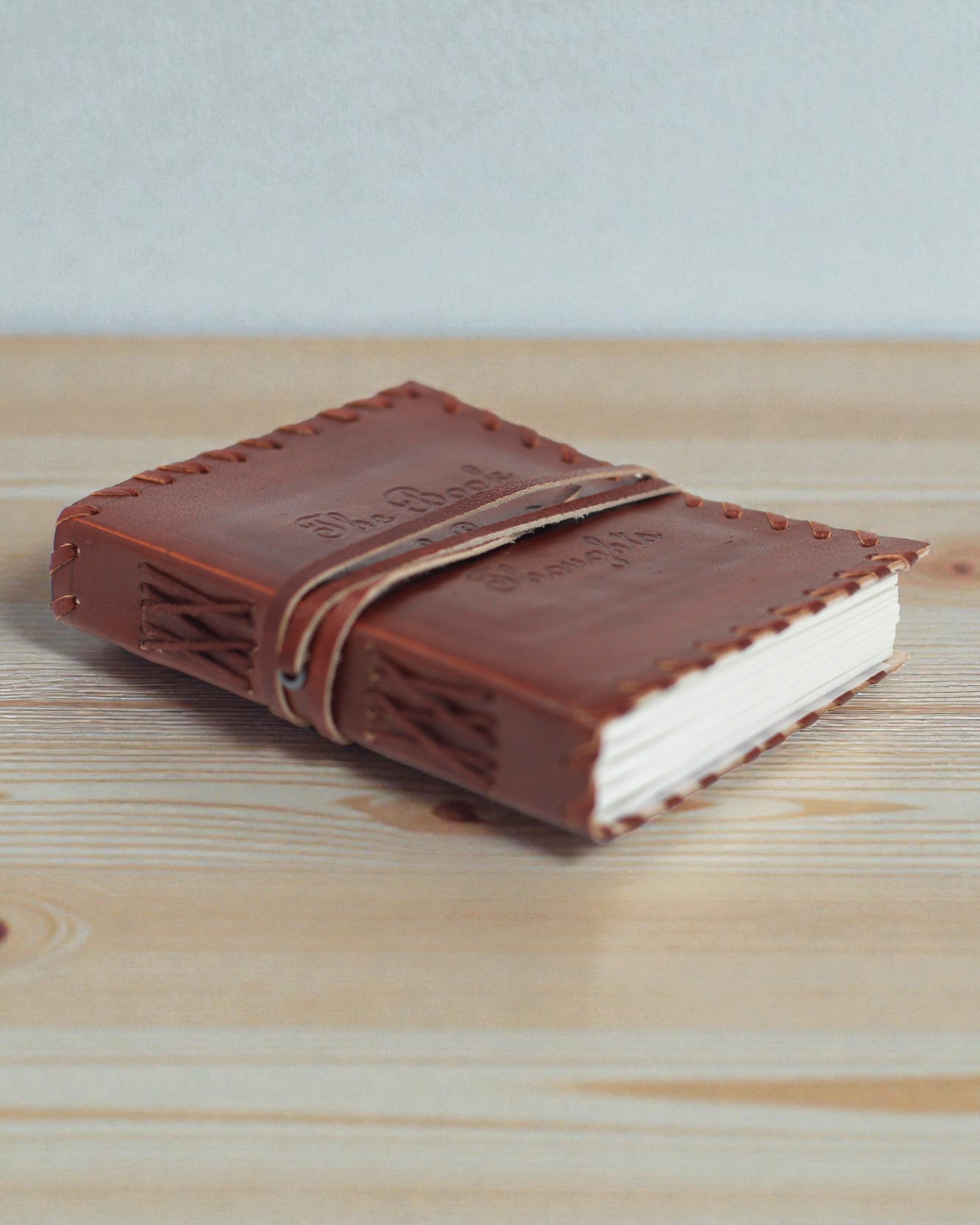 Liber Mentis – Cuaderno de notas de cuero, libro de pensamientos con correa envolvente