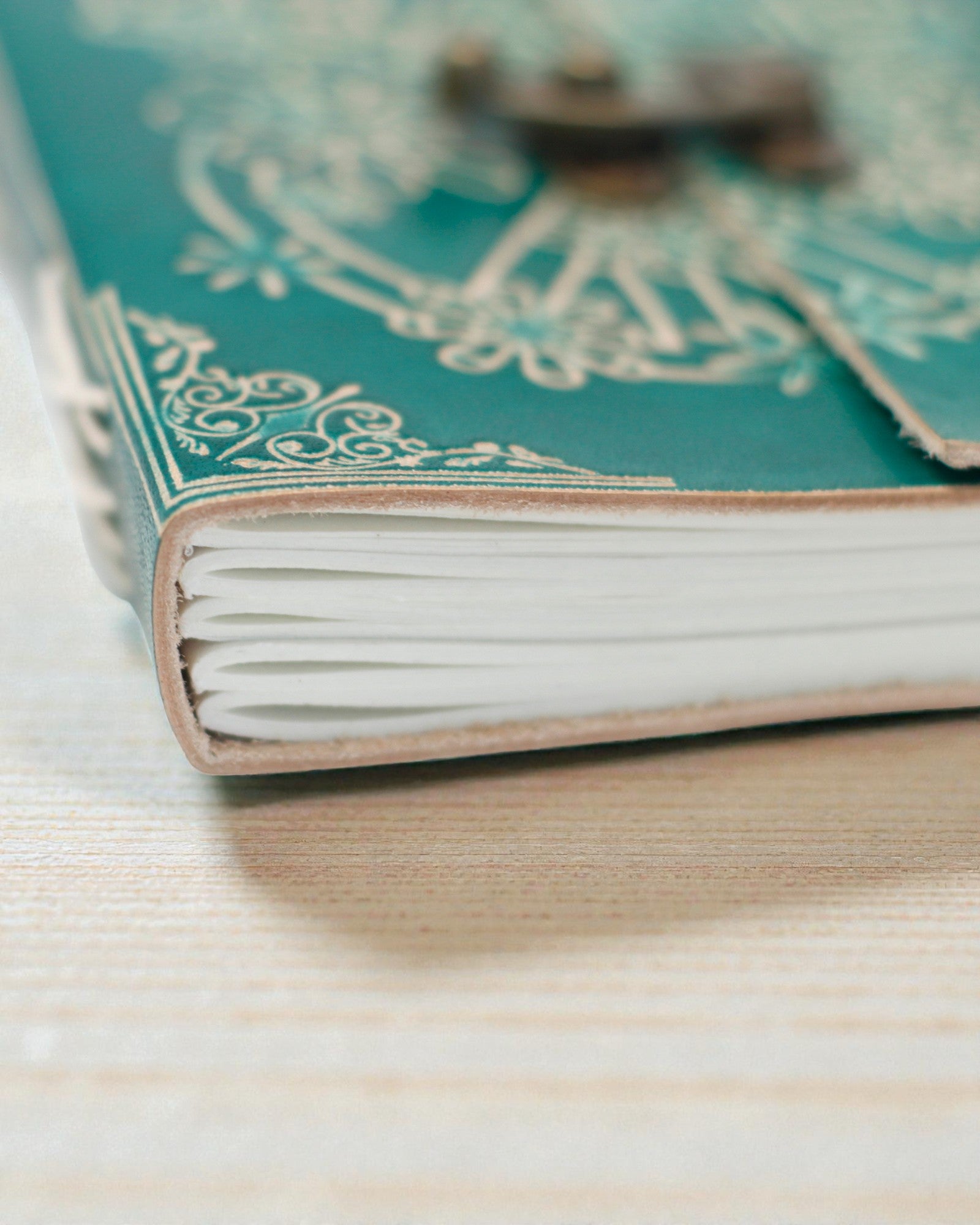 Cuaderno de notas turquesa de cuero «Paz» con cremallera – Armonía y tranquilidad (18 x 13 cm)