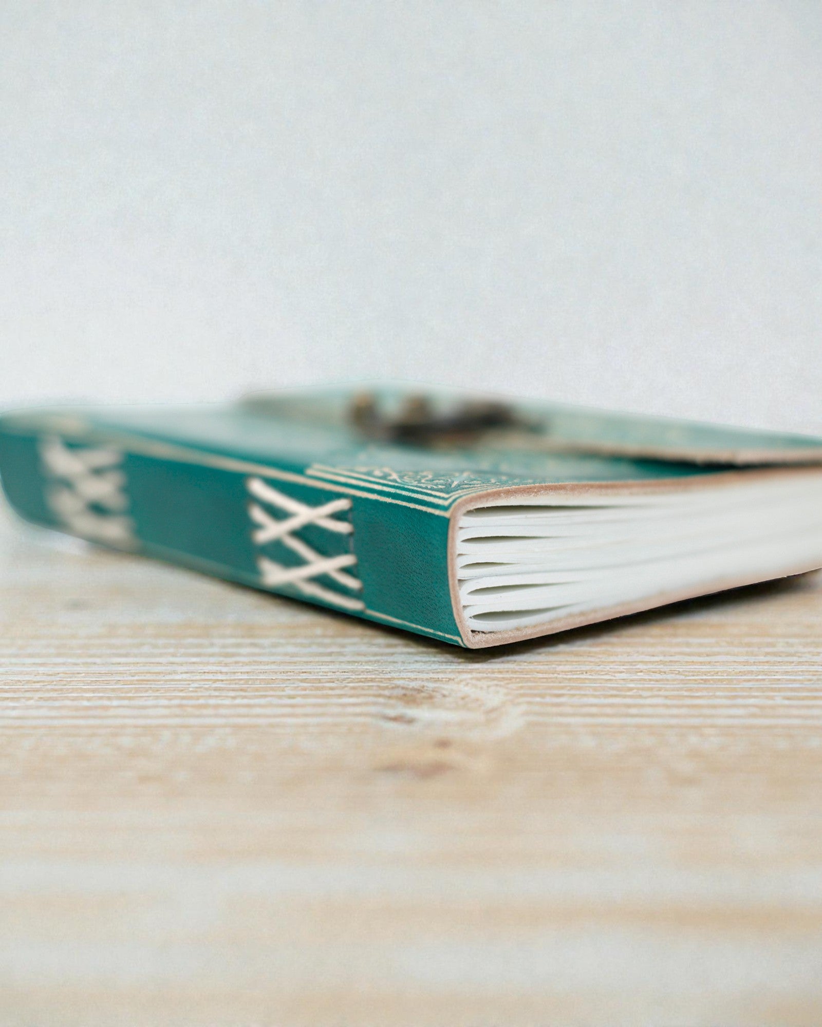 Cuaderno de notas turquesa de cuero «Paz» con cremallera – Armonía y tranquilidad (18 x 13 cm)