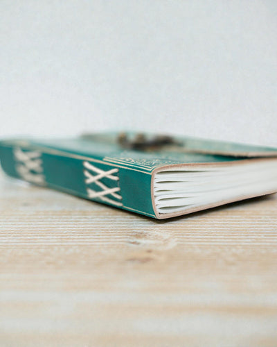 Cuaderno de notas turquesa de cuero «Paz» con cremallera – Armonía y tranquilidad (18 x 13 cm)