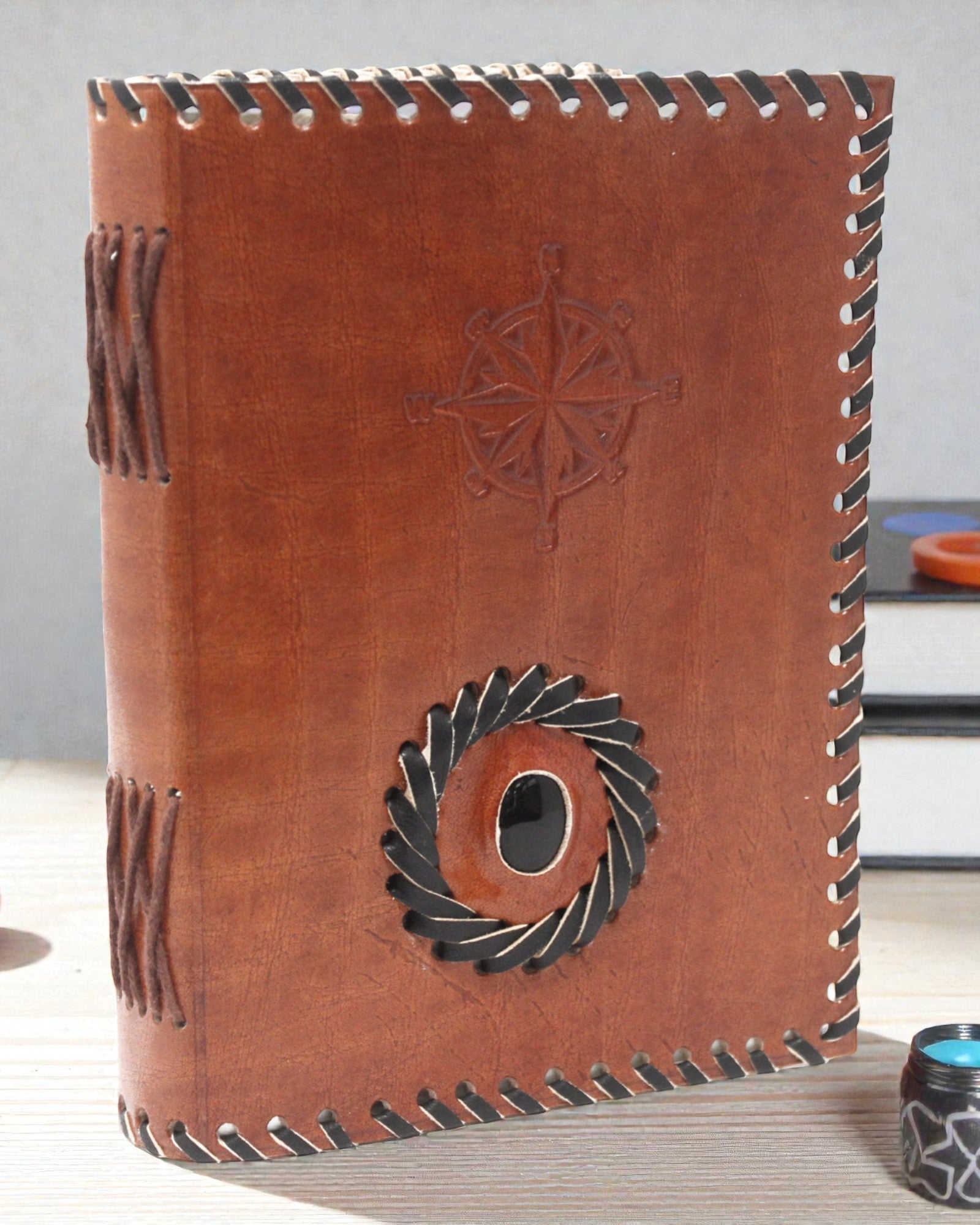 Navigator Ónix – Cuaderno de notas de cuero con detalle de ónix negro y brújula