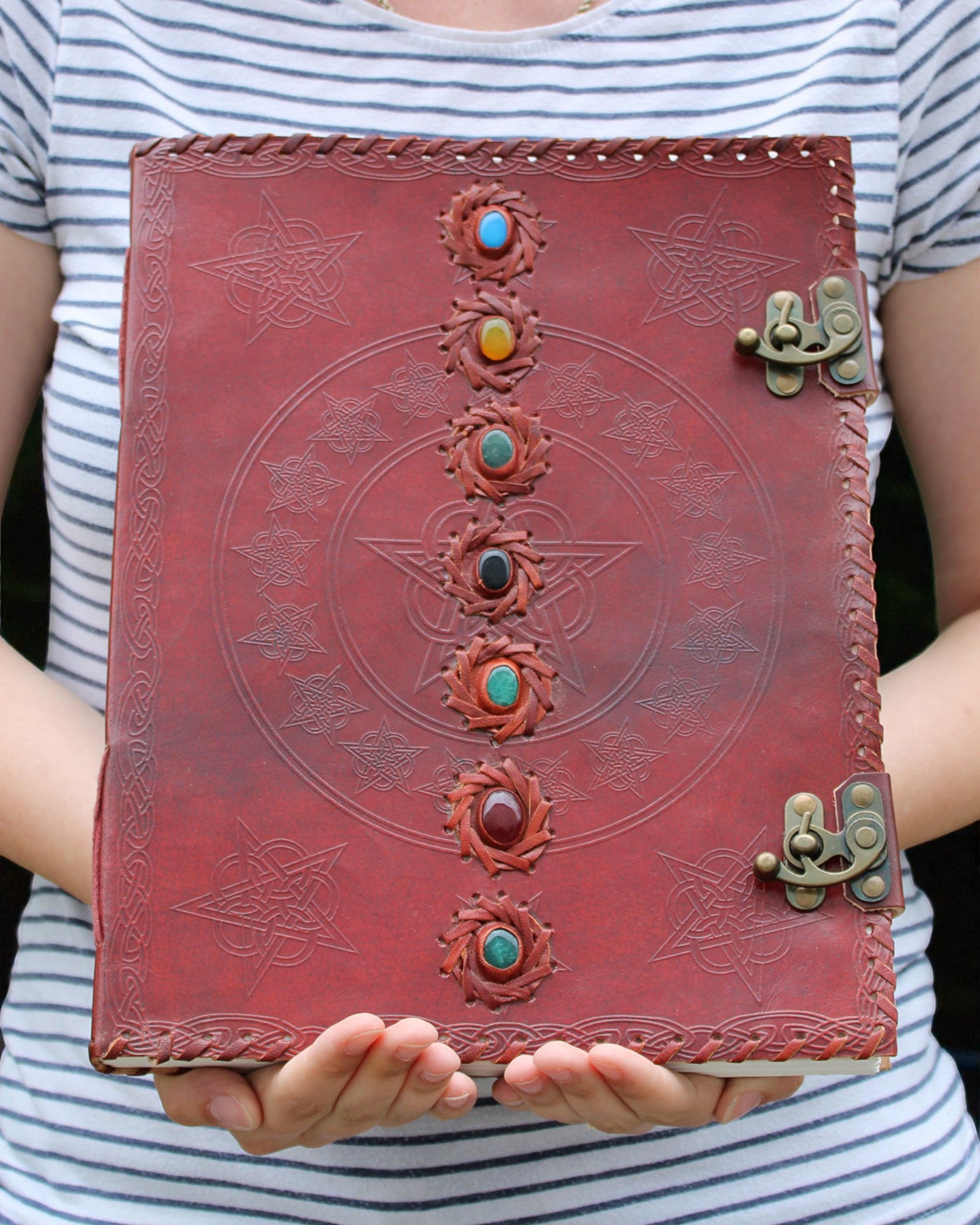 Cuaderno de cuero de 7 chakras – Formato grande (25 x 33 cm) – 200 páginas