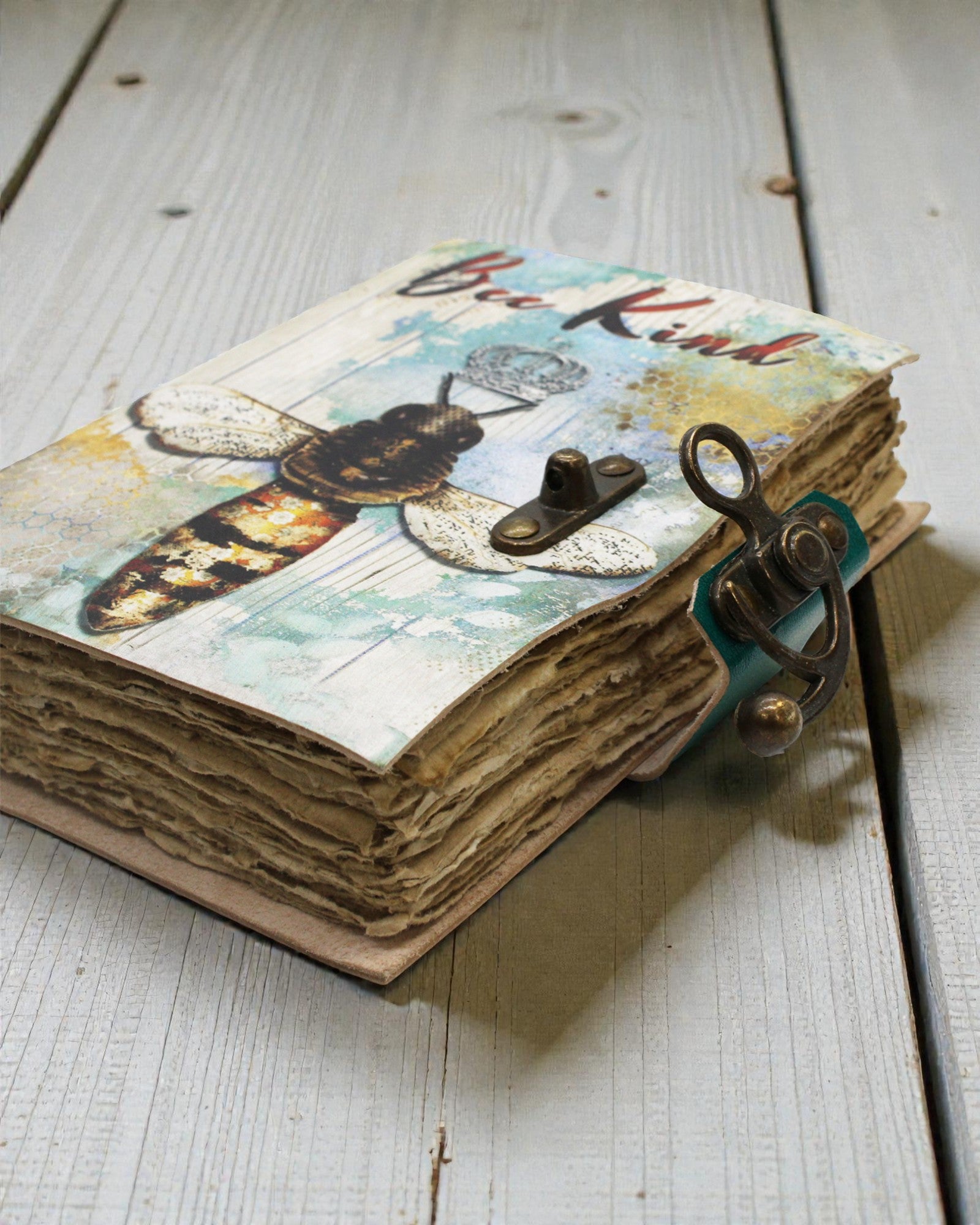 Apis Artis – Cuaderno de notas de cuero «Sé amable» con hojas envejecidas