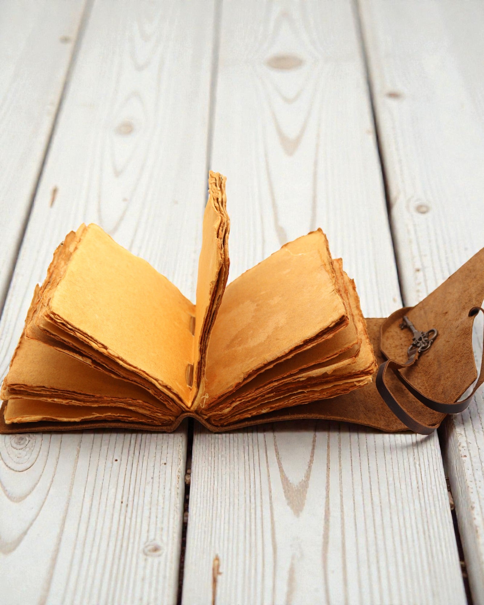Cuaderno de cuero engrasado con llave para secretos – Diario de estilo antiguo 13 × 18 cm