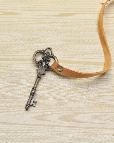 Cuaderno de Piel Clara Aceitada con Llave Solis – Diario de Época 13 × 18 cm