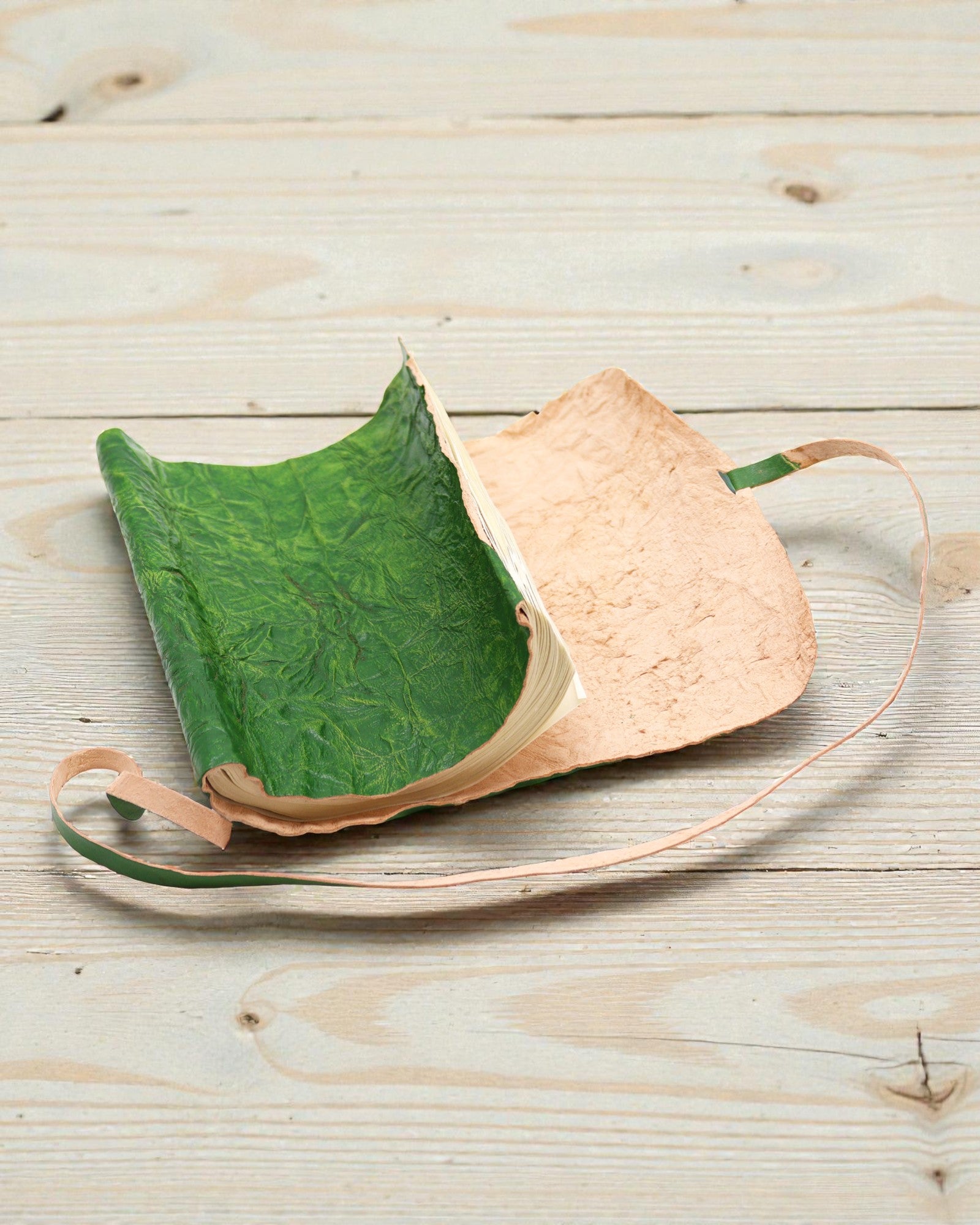 Cuaderno de viaje enrollable de cuero Nomad Verde – 21 × 15 cm