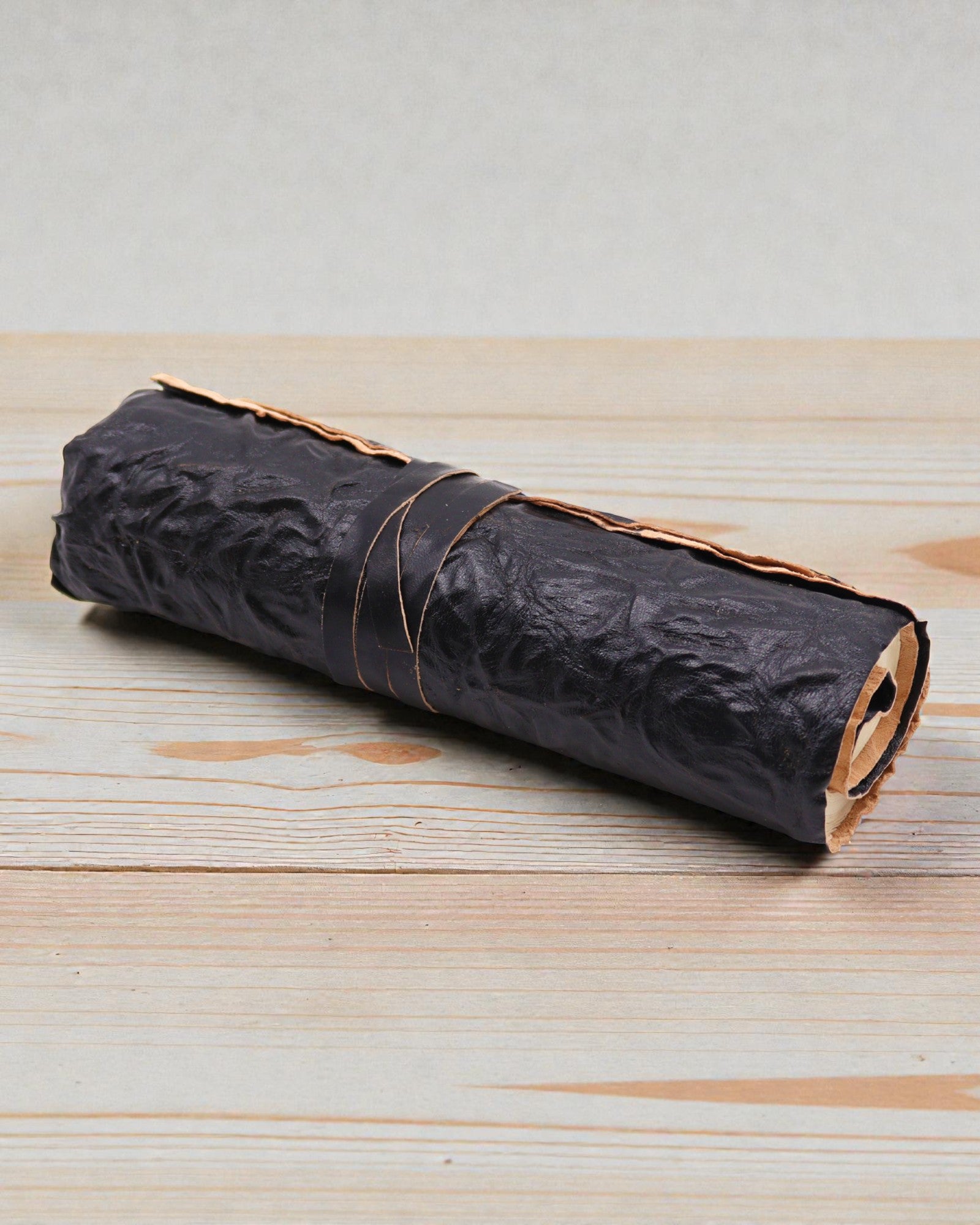 Cuaderno de viaje de cuero enrollable Nomad Negro – 21 × 15 cm