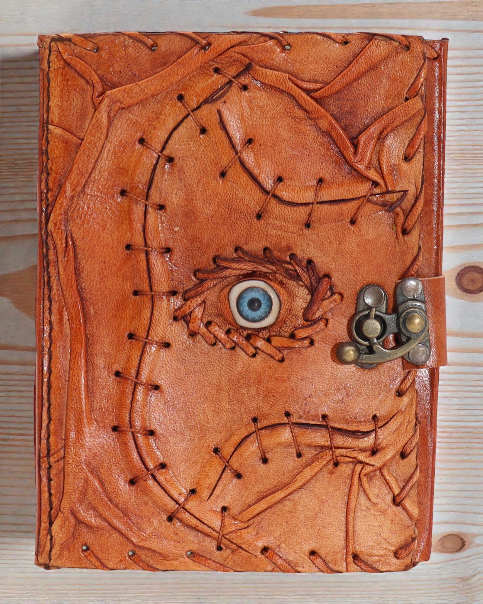 Ojo de la Noche – Cuaderno de cuero del mal de ojo con cierre metálico