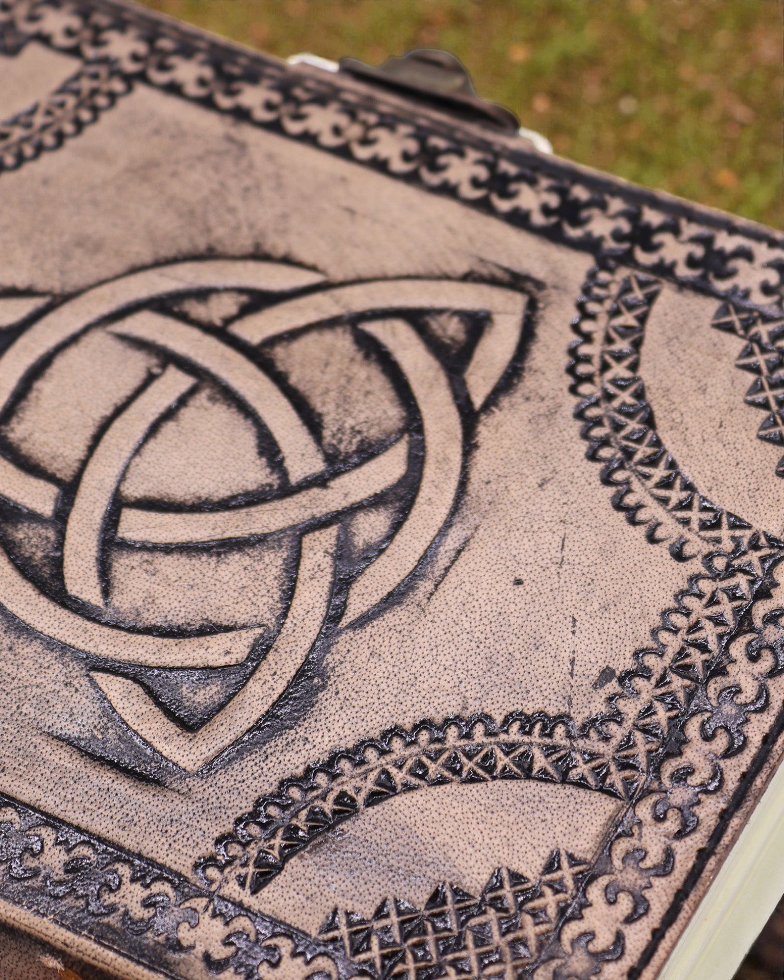 Cuaderno esotérico de cuero Triquetra – 17,5 × 12,5 × 3 cm | 200 páginas, bordes cosidos