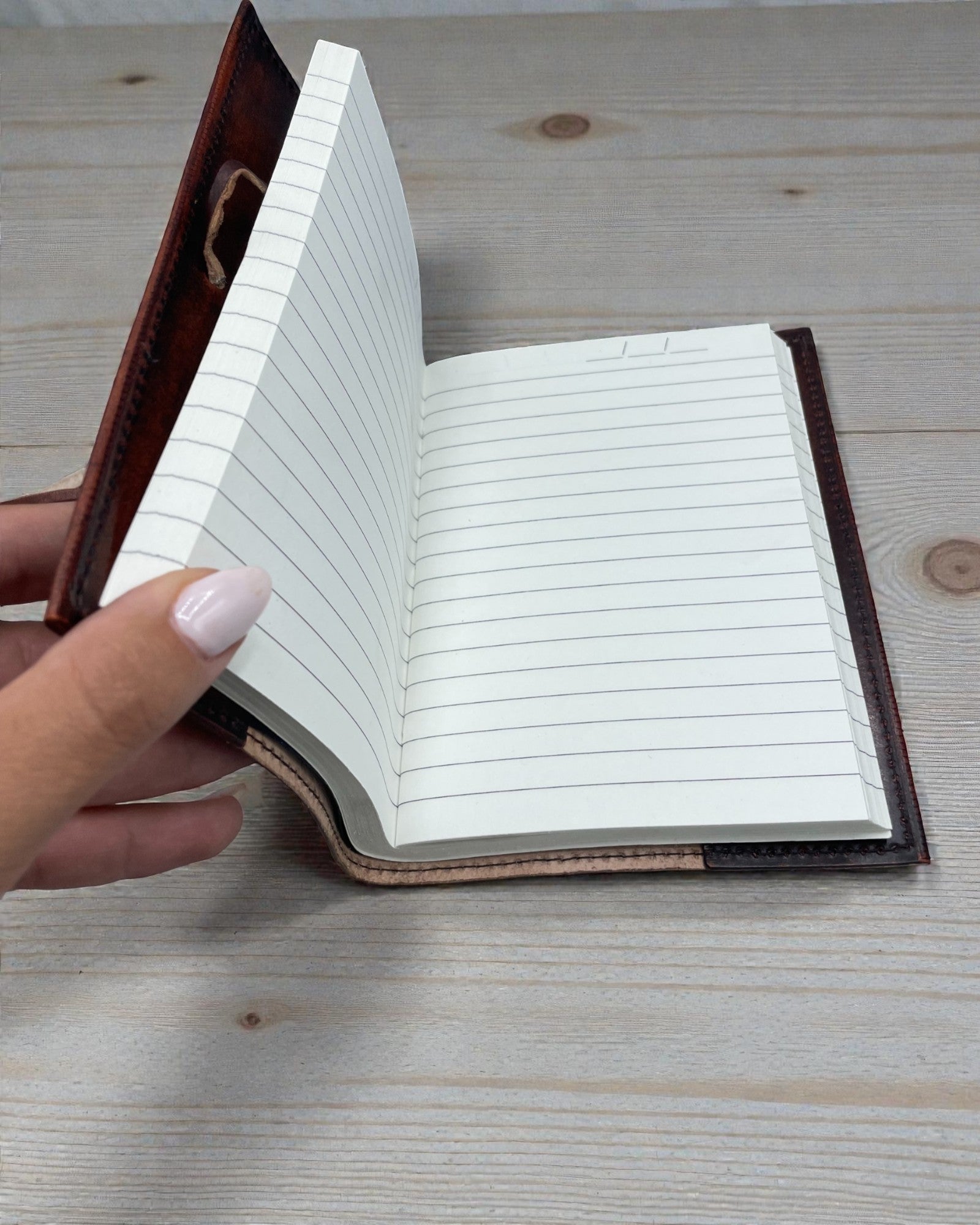 Vita Arboris – Pequeño cuaderno de cuero Árbol de la Vida con piedra verde