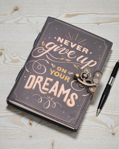 Cuaderno motivacional de cuero «Nunca renuncies a tus sueños» – 17,8 × 12,7 cm