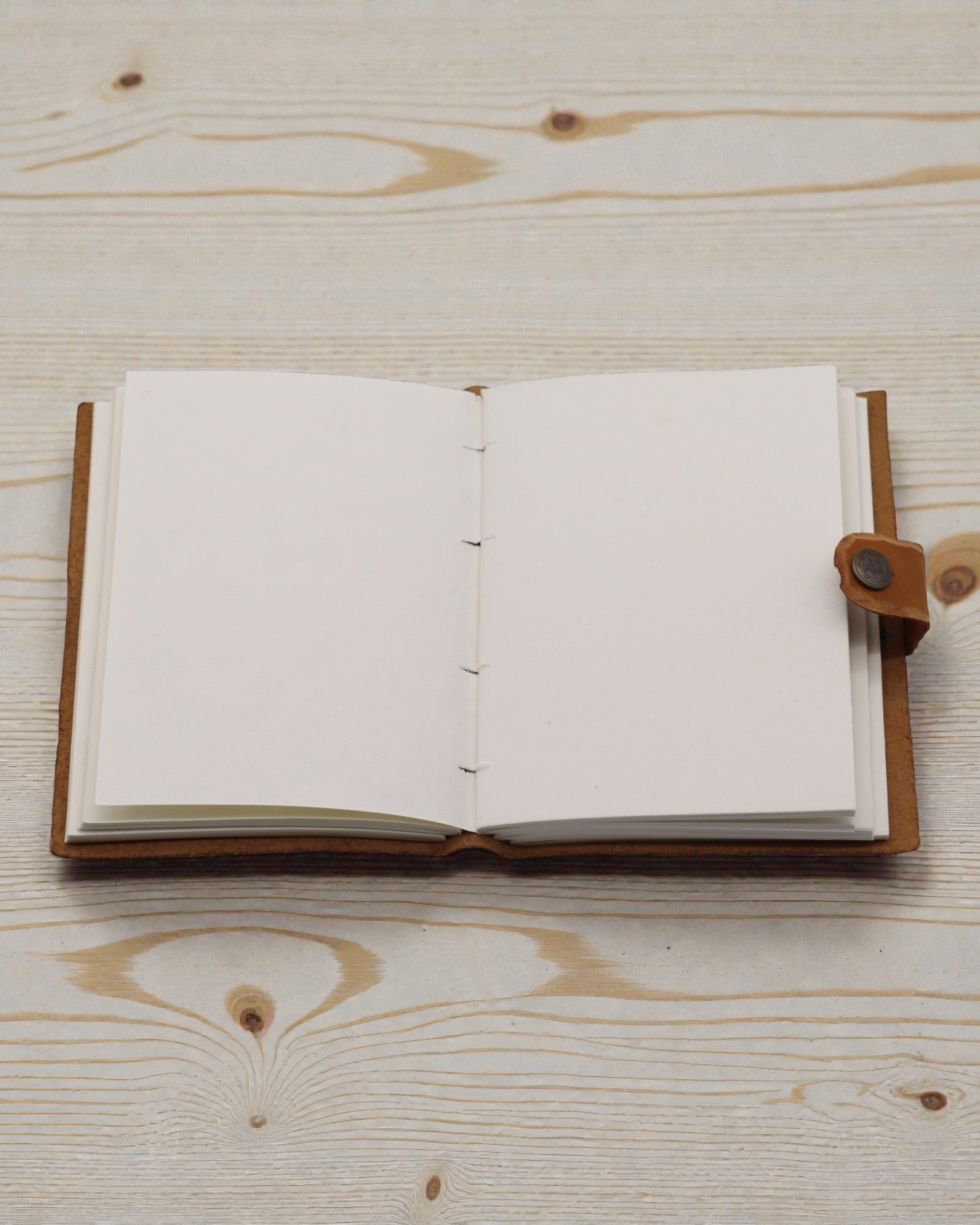 Cuaderno de cuero con flores repujadas – marrón (17,8 x 12,7 cm)