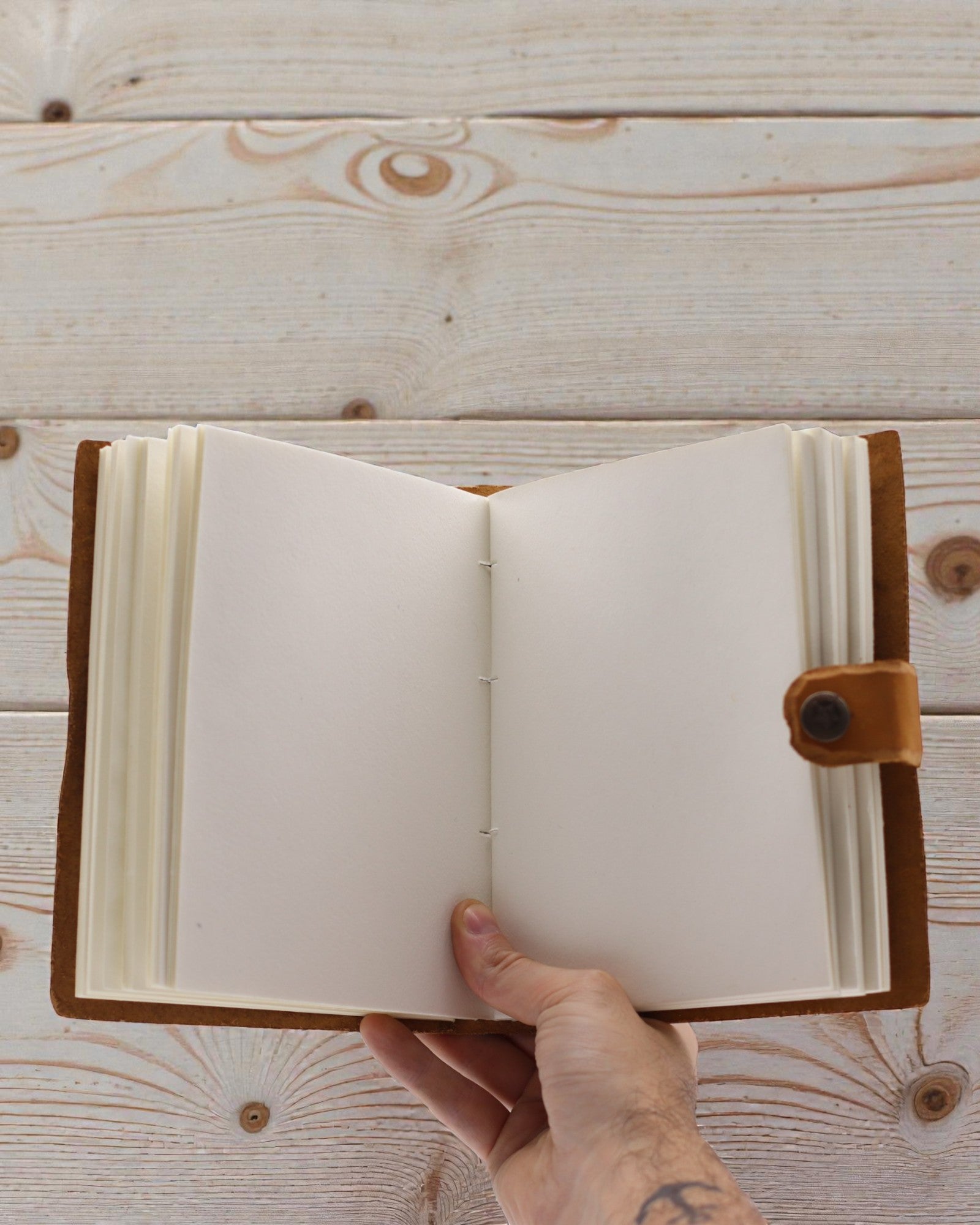 Cuaderno de cuero con flores repujadas – marrón (17,8 x 12,7 cm)