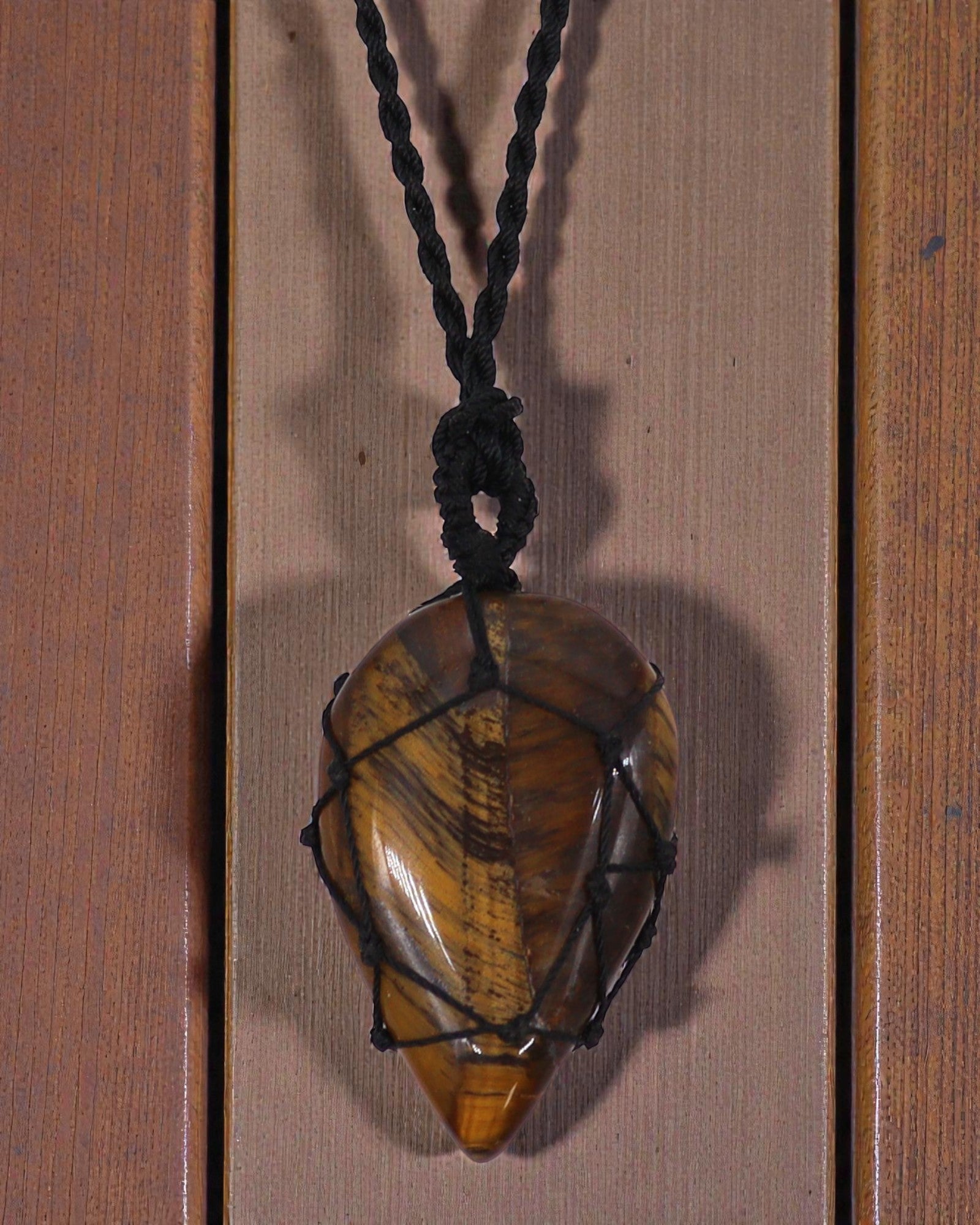 Lágrima de Valentía – Collar de macramé con Ojo de Tigre
