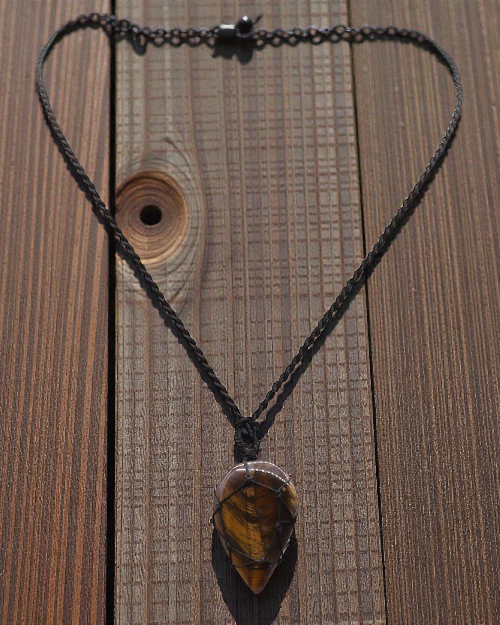 Lágrima de Valentía – Collar de macramé con Ojo de Tigre