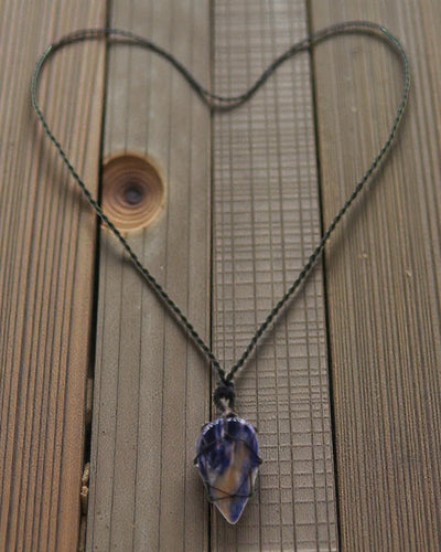 Lágrima de Calma – Collar de macramé con sodalita