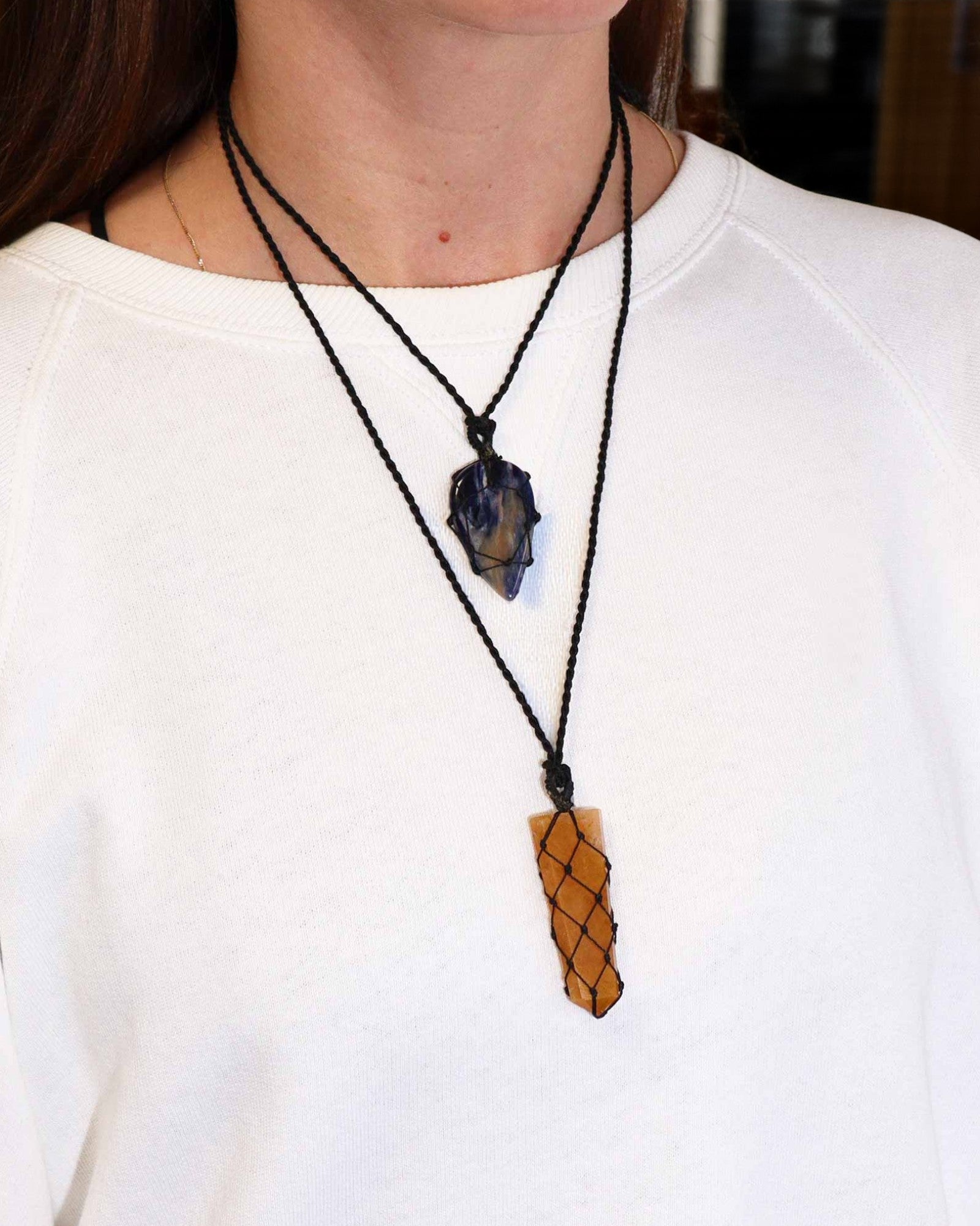 Lágrima de Calma – Collar de macramé con sodalita
