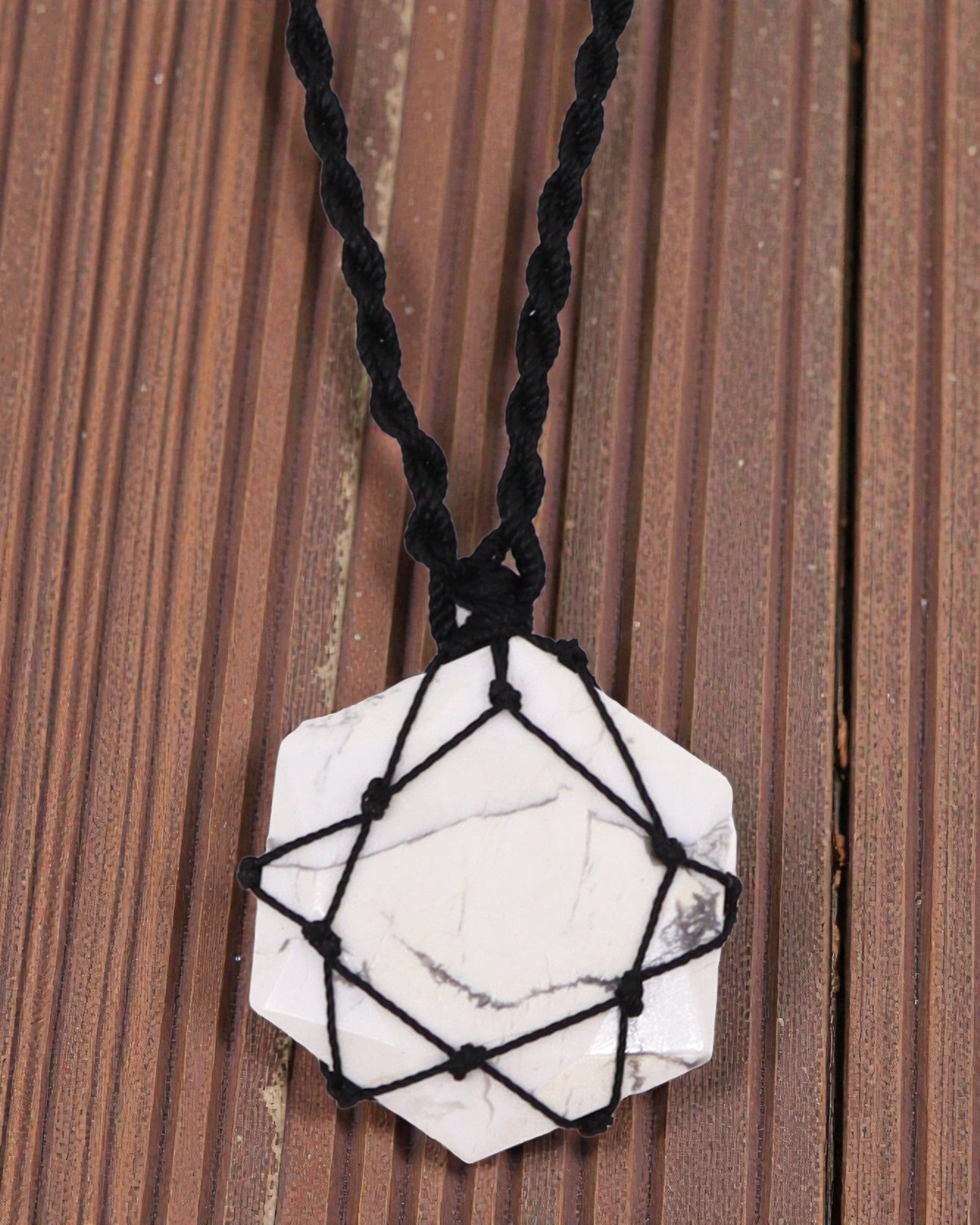 Equilibrio Blanco – Collar de macramé con howlita blanca