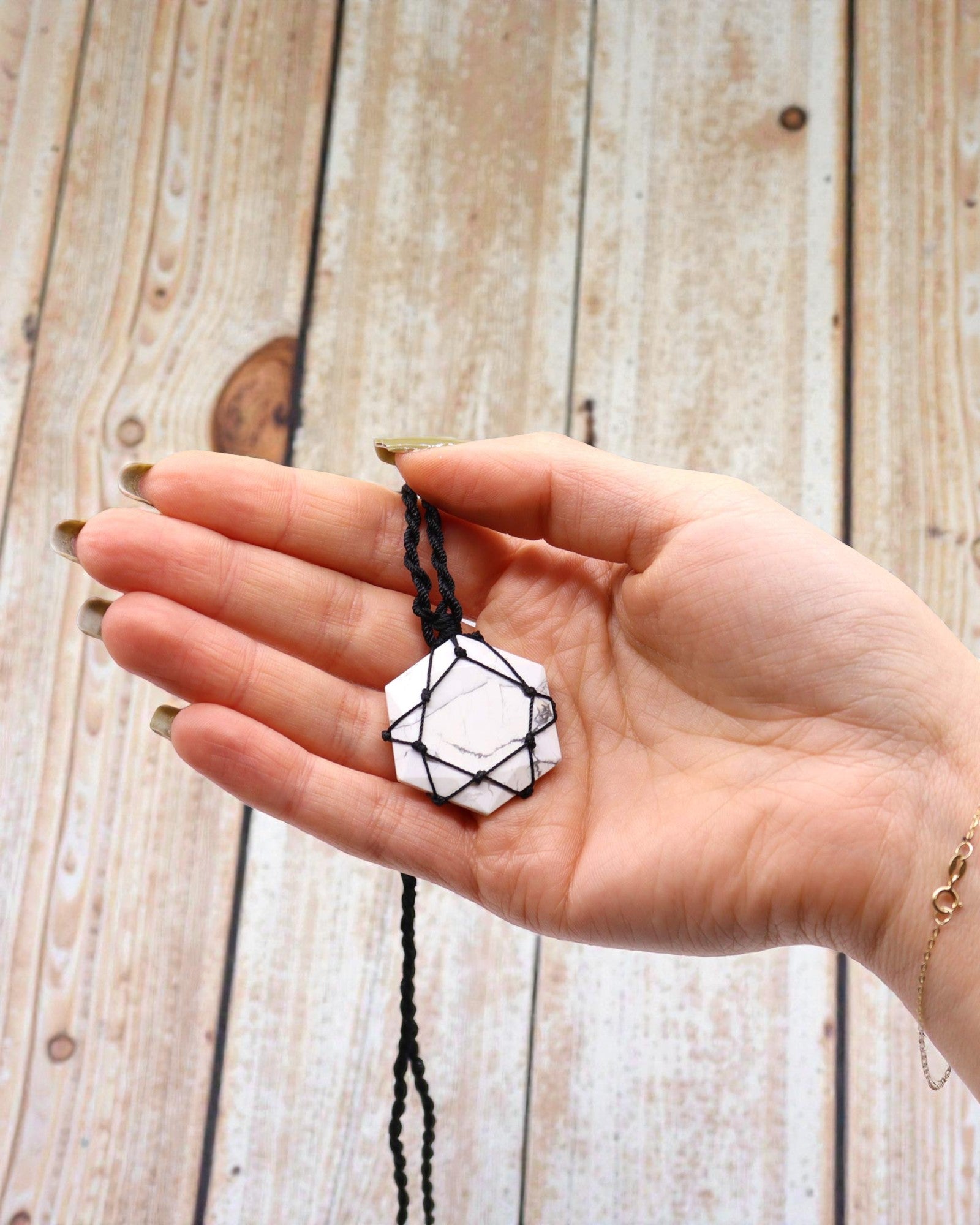 Equilibrio Blanco – Collar de macramé con howlita blanca