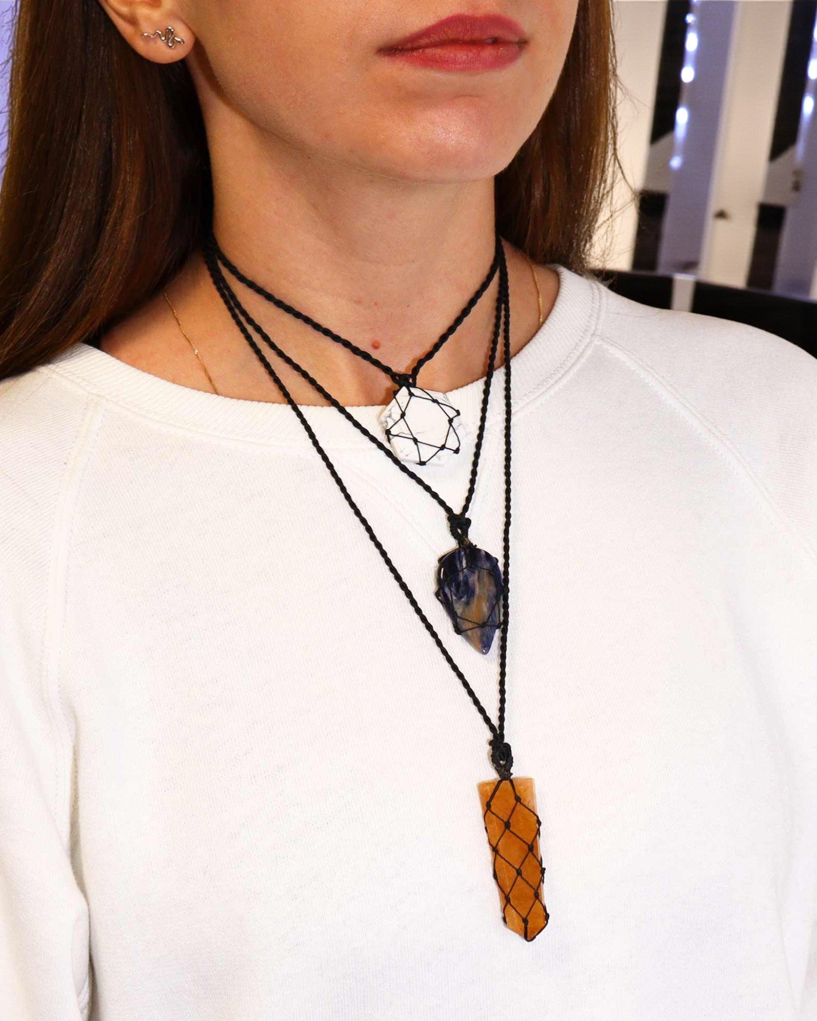Equilibrio Blanco – Collar de macramé con howlita blanca