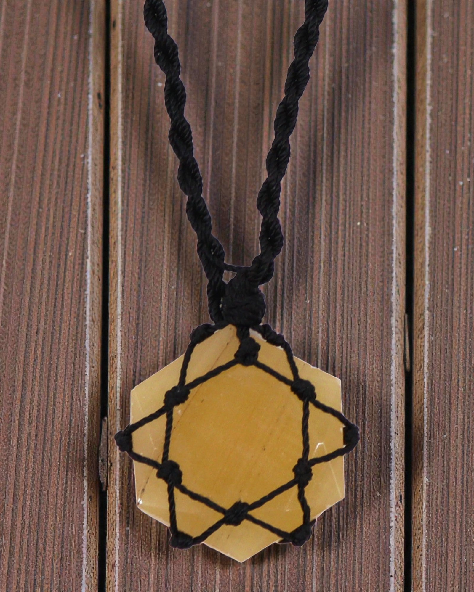 Hexágono del Sol – Collar de macramé con cuarzo amarillo
