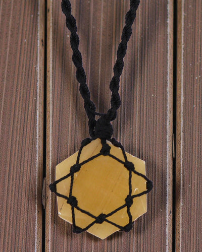 Hexágono del Sol – Collar de macramé con cuarzo amarillo