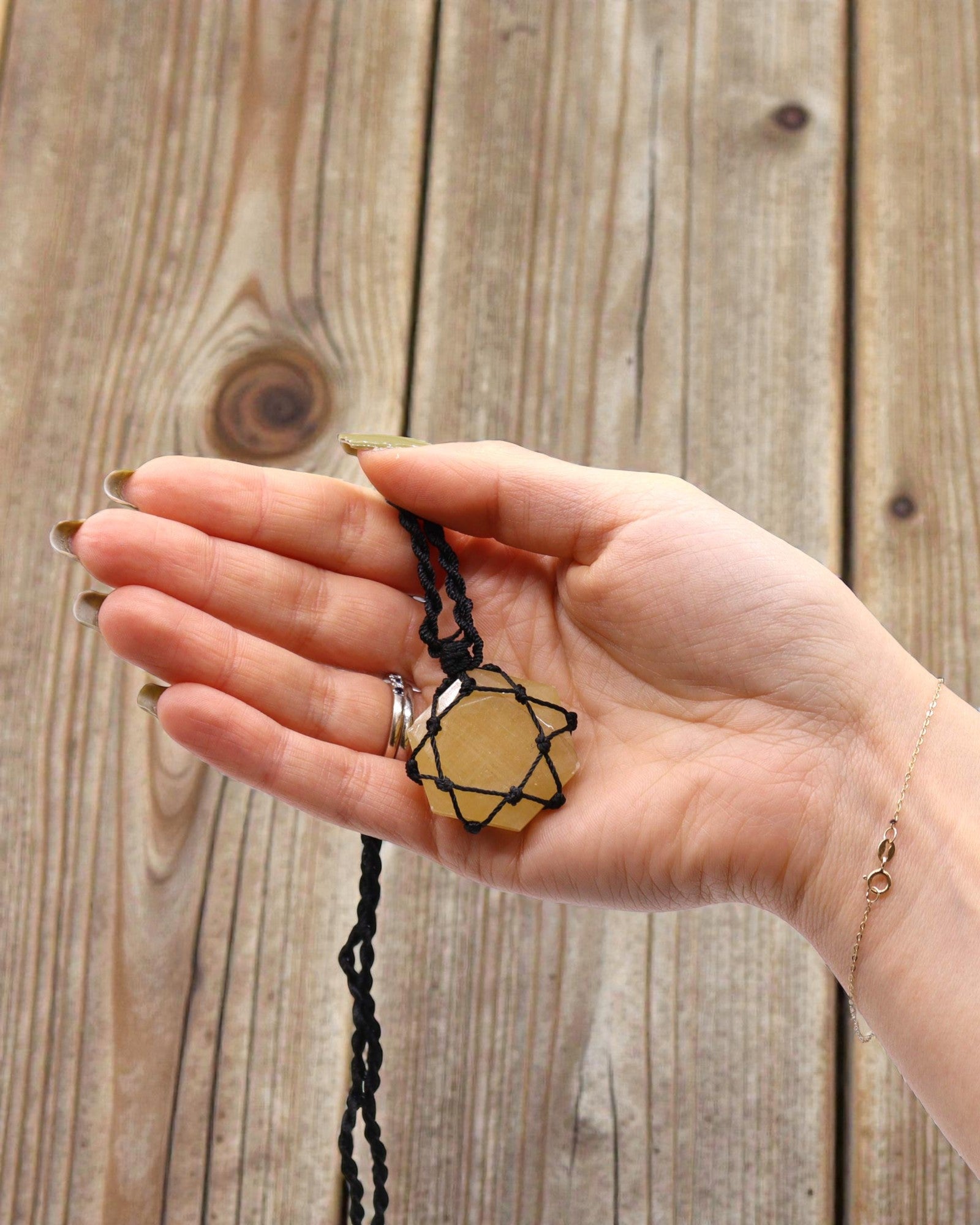 Hexágono del Sol – Collar de macramé con cuarzo amarillo