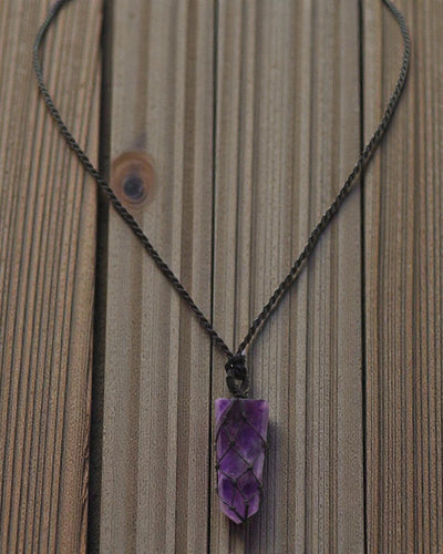 Punto Violeta – Collar de macramé con punta de amatista
