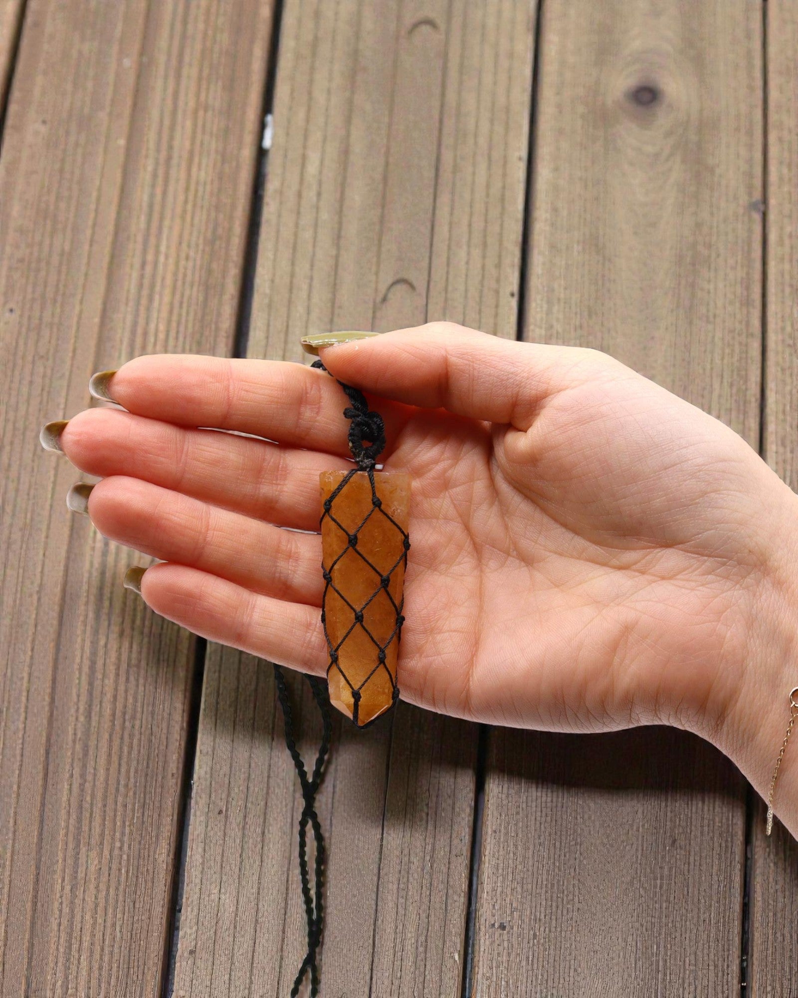 Impulso Dorado – Collar de macramé con cuarzo dorado en punta