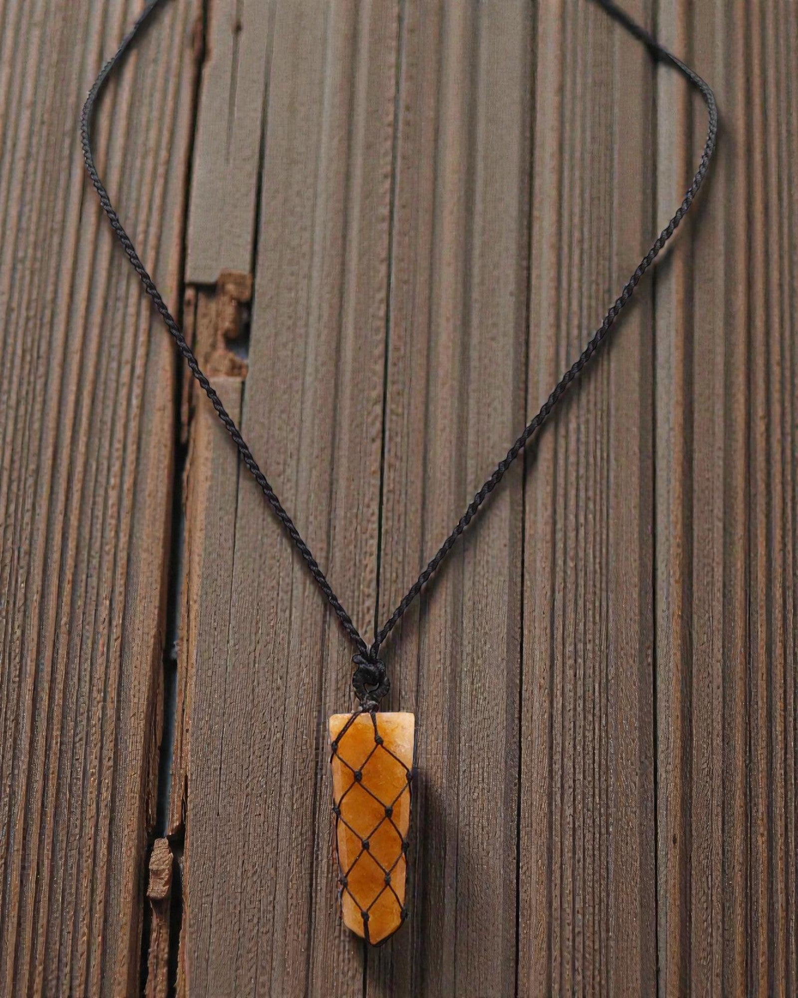 Impulso Dorado – Collar de macramé con cuarzo dorado en punta