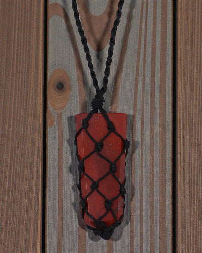 Poder Escarlata – Collar de macramé con jaspe rojo en punta