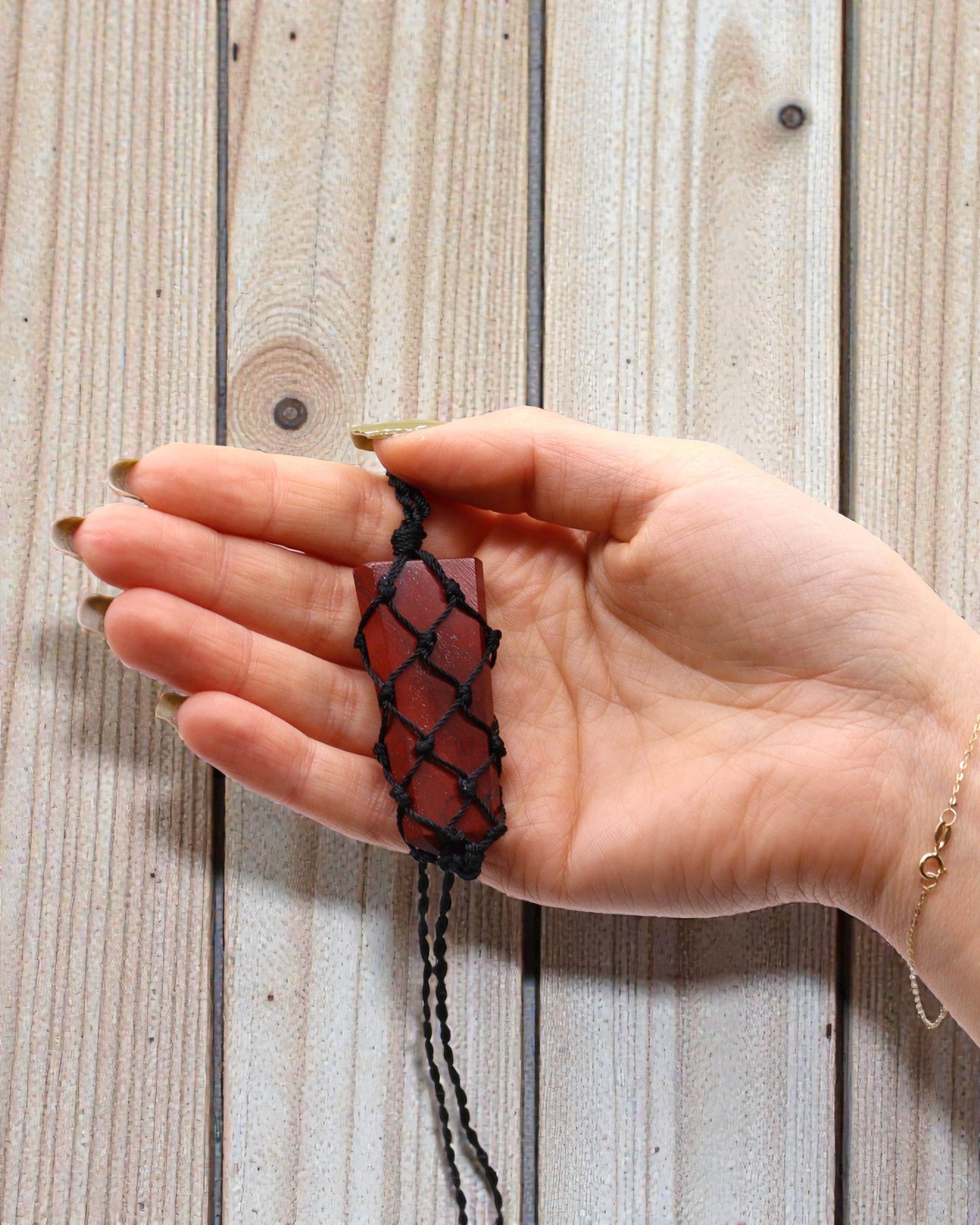 Poder Escarlata – Collar de macramé con jaspe rojo en punta